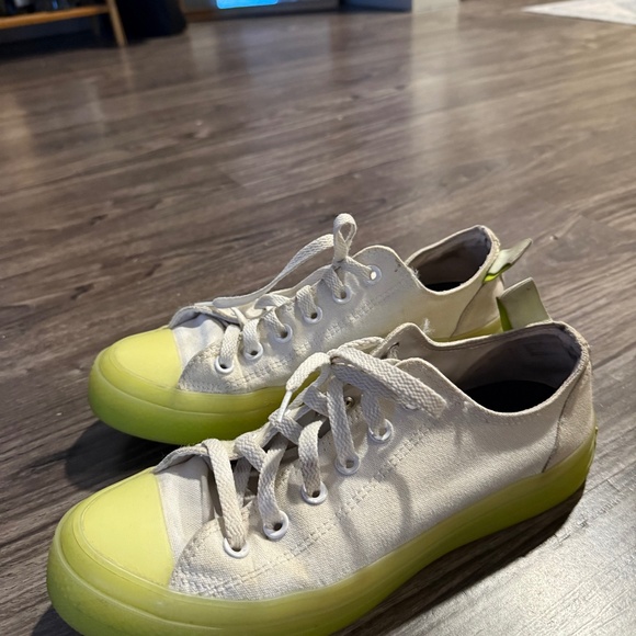 Converse shoes - Picture 1 of 1